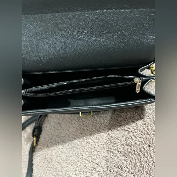 Adorable crossbody! - Picture 3 of 4